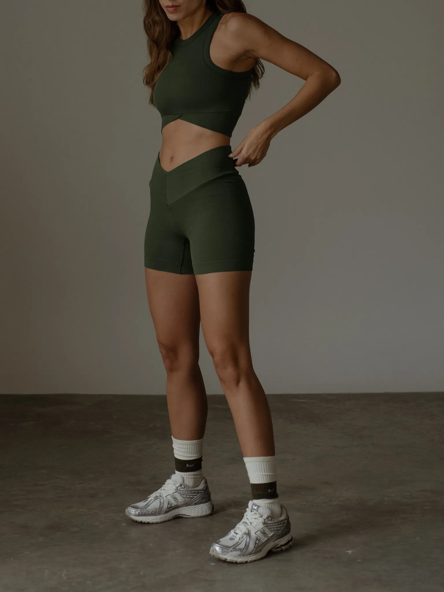 ABS SEAMLESS CROP TOP - DEEP OLIVE