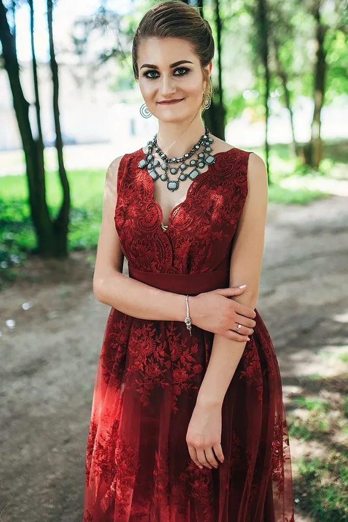 Anneprom Unique Burgundy Prom Dresses V Neck Straps Long Lace Appliques Party Dresses APP0387