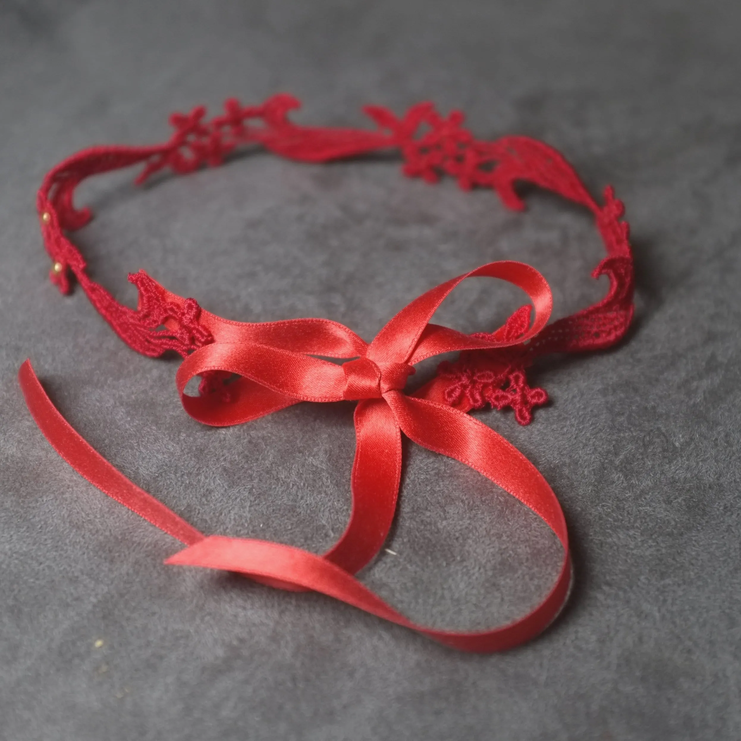 Astrid Daisy Lace Choker in Red