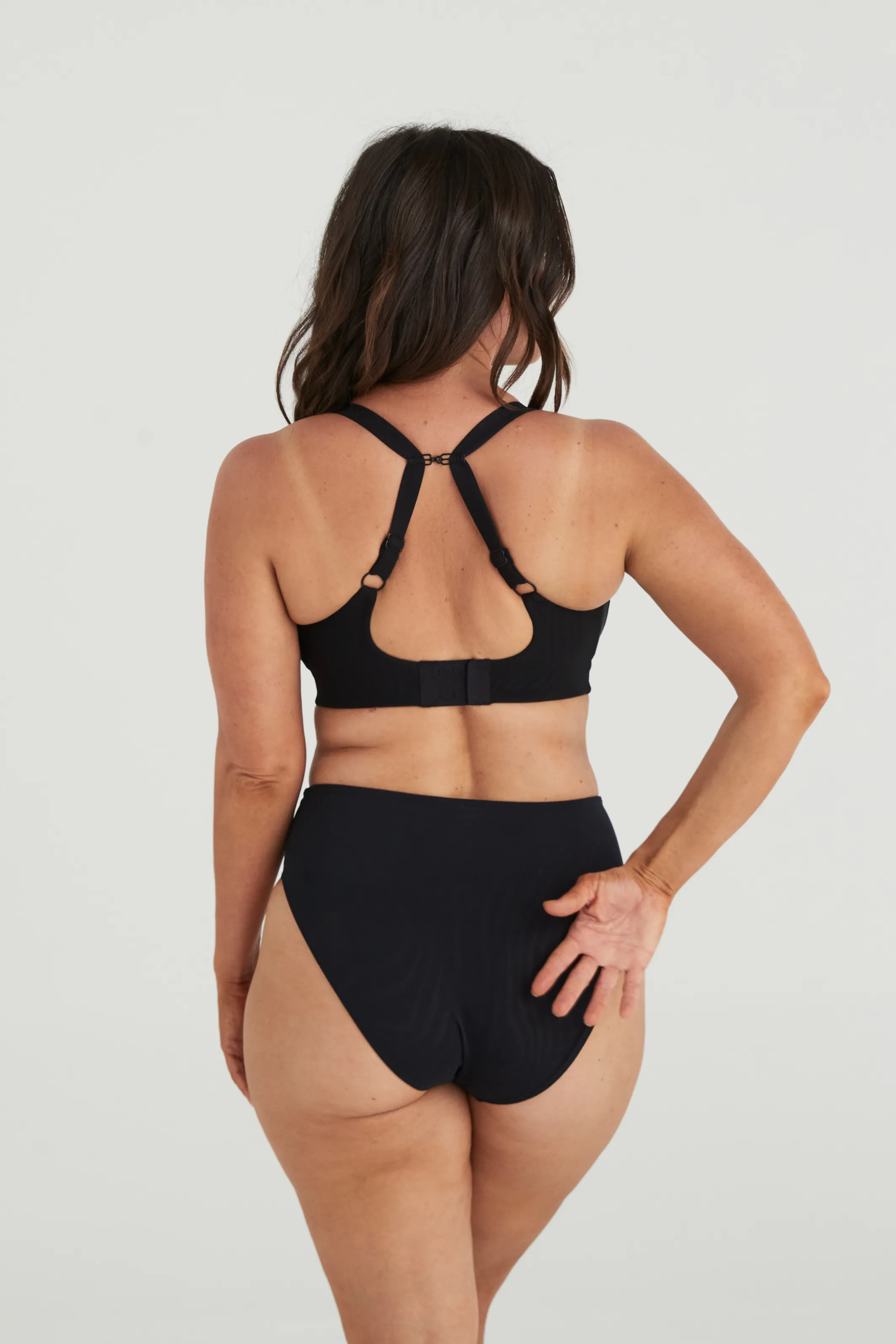 BUSTY BASICS CROP - BLACK