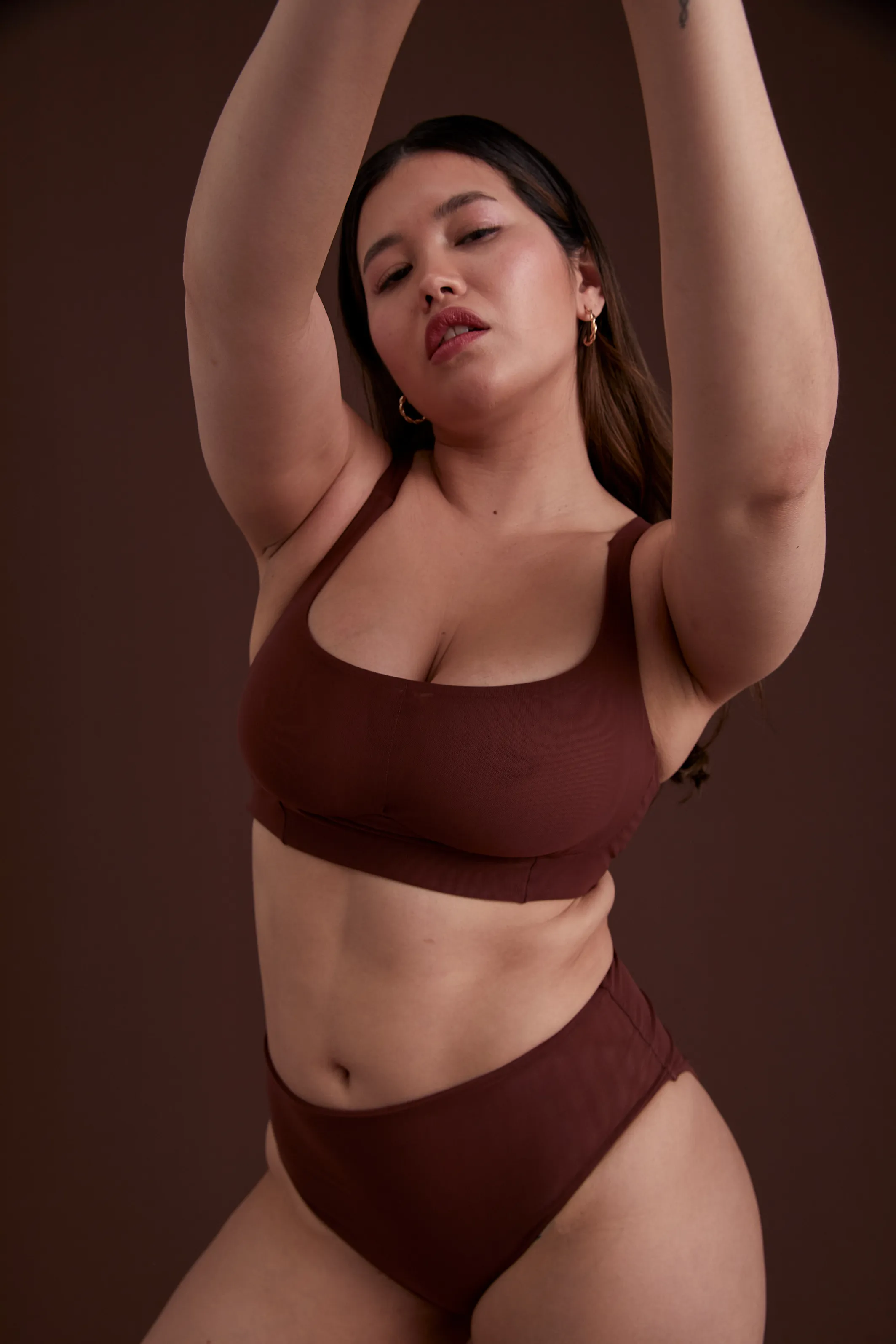 BUSTY BASICS CROP - CLOVE