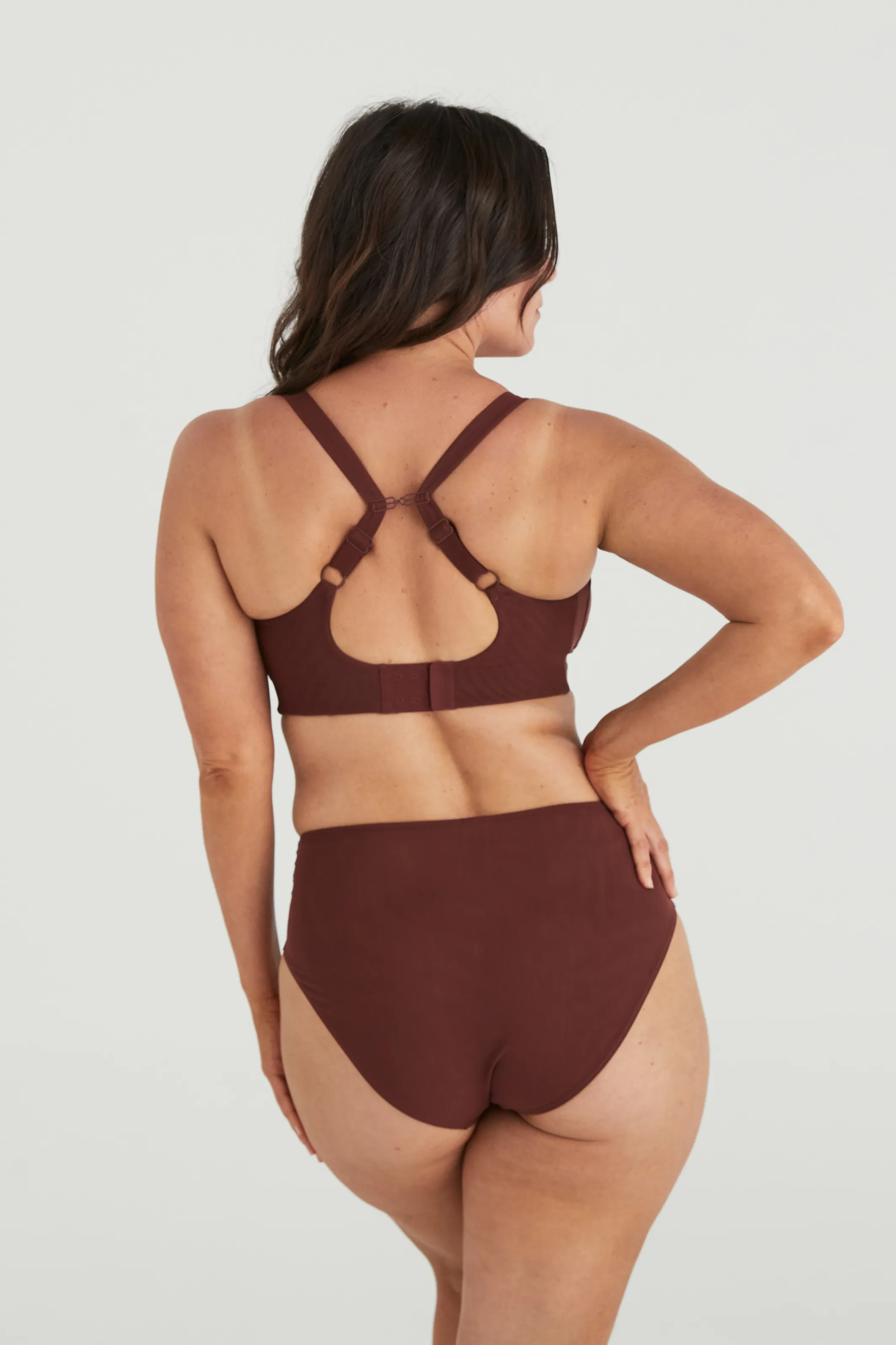 BUSTY BASICS CROP - CLOVE