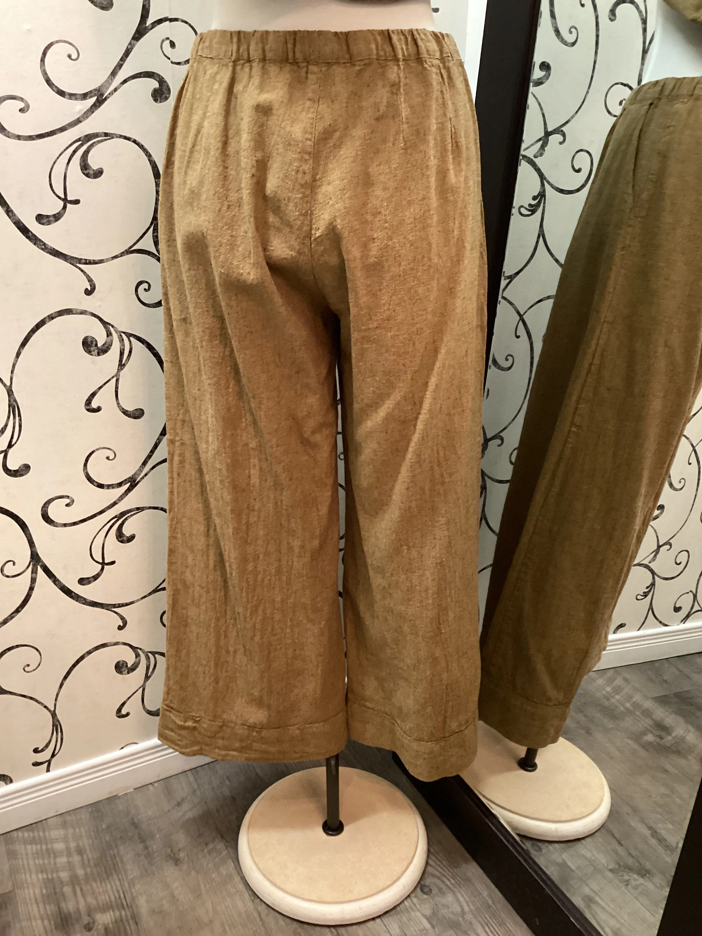 Cut Loose 4192094 Pleated Crop Pant