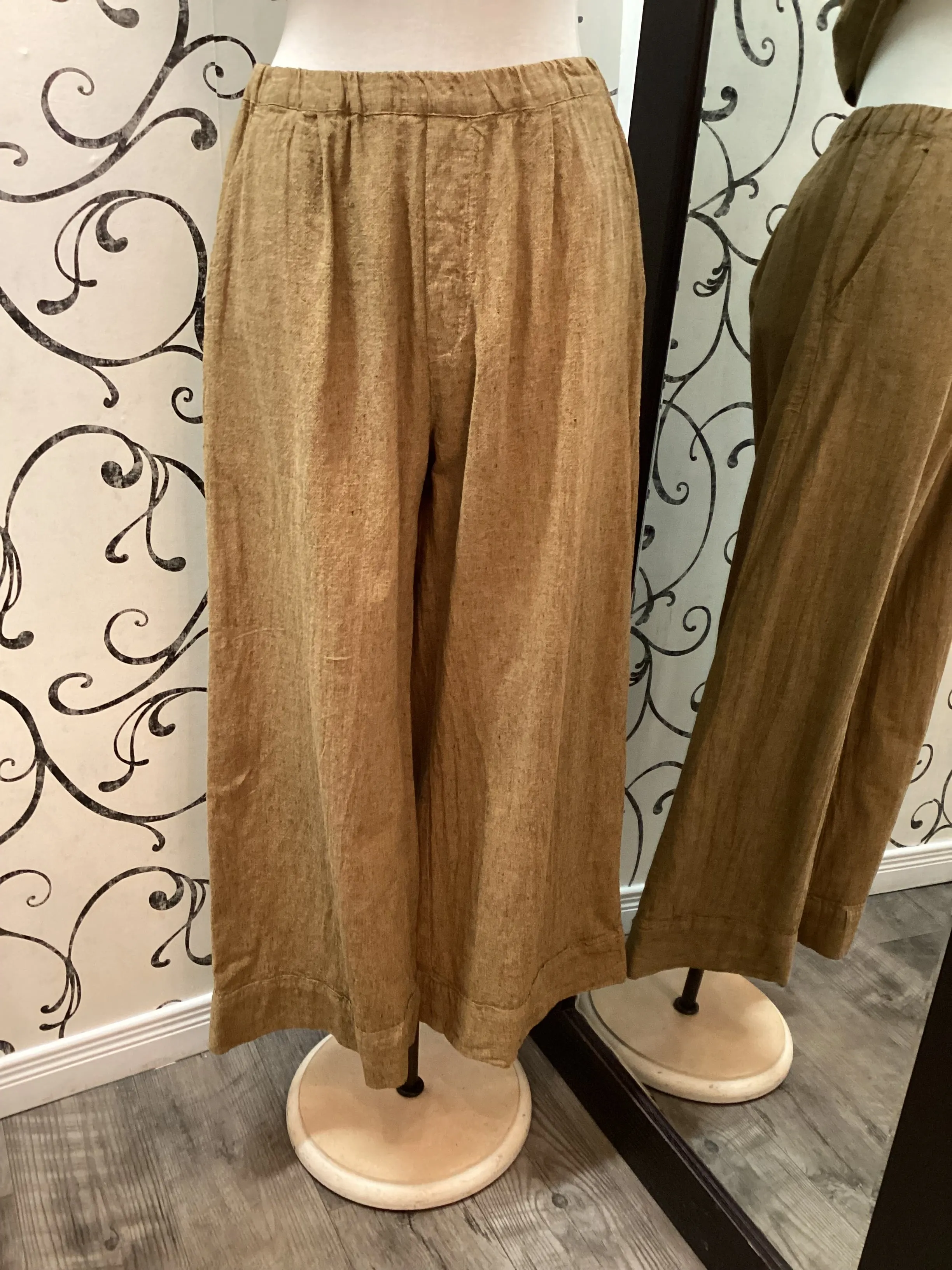 Cut Loose 4192094 Pleated Crop Pant