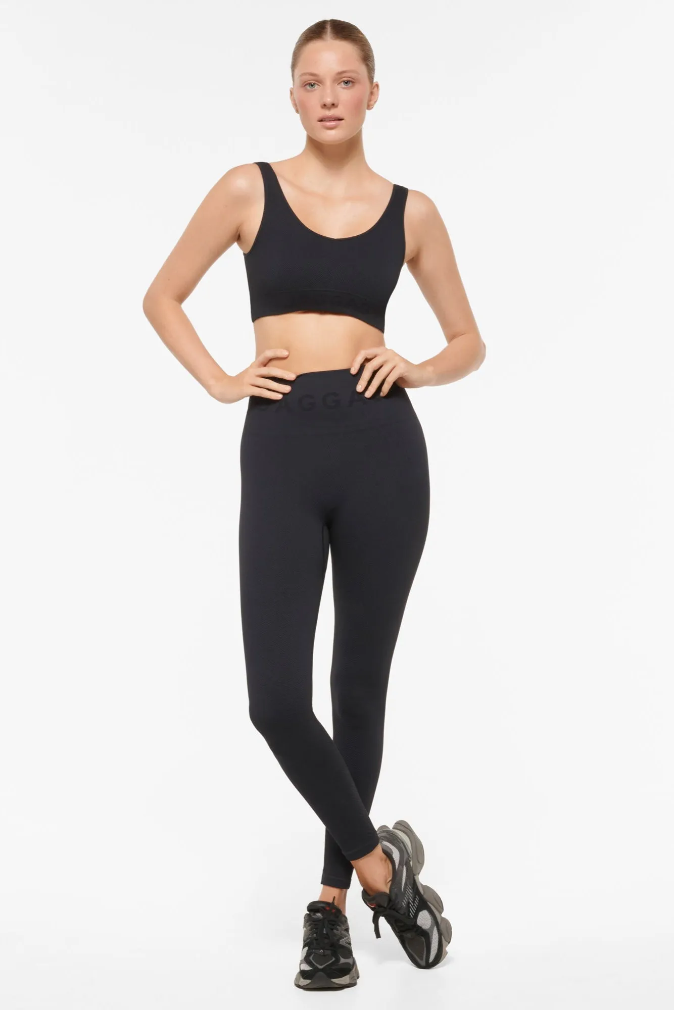 FUSION SEAMLESS CROP TOP BLACK