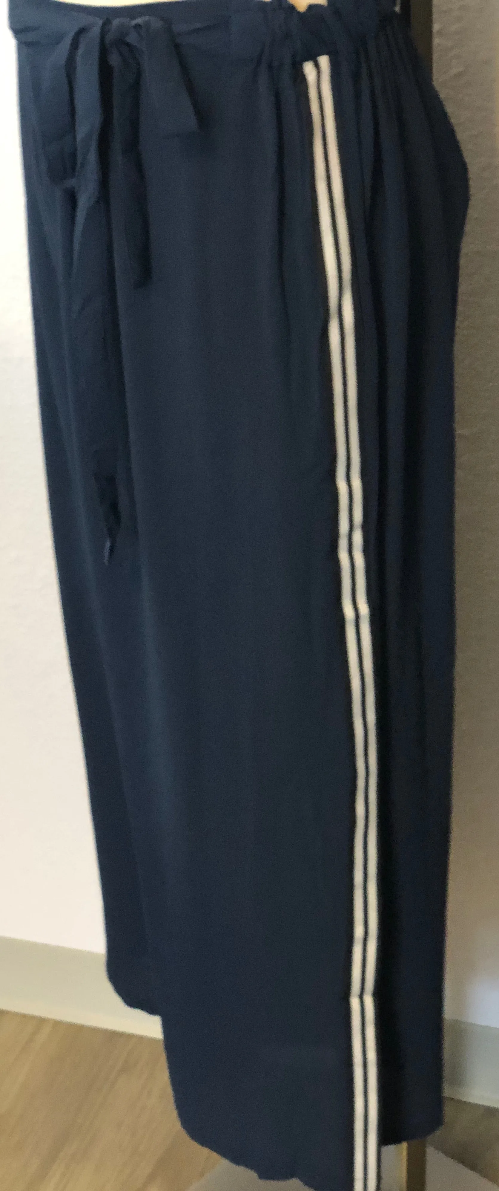 PLUS SIDE STRIP SLIT PANT