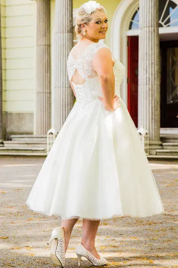 Scalloped Scoop Neck Tea Length Tulle Bridal Gown With Pearl Lace Top-MK_703768