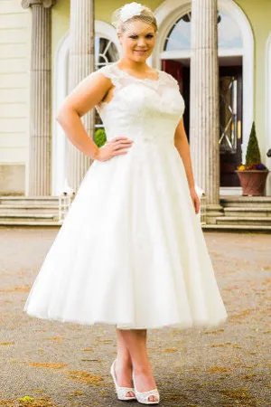 Scalloped Scoop Neck Tea Length Tulle Bridal Gown With Pearl Lace Top-MK_703768