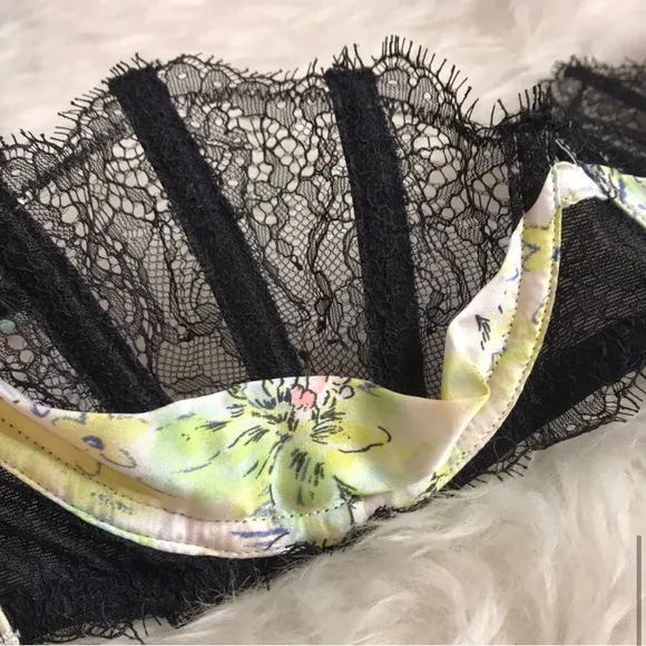 VICTORIA’S SECRET Lace Very Sexy Floral Silk Bra